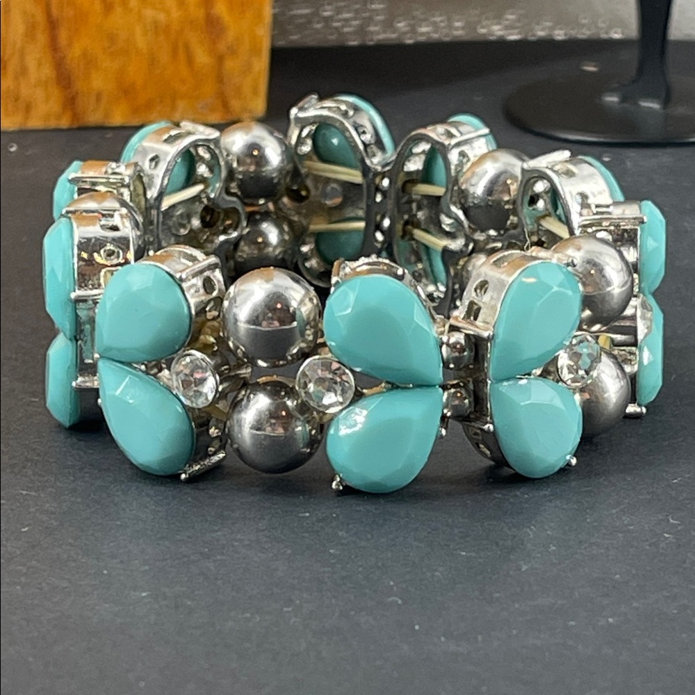 1.17.26-32 Turquoise Cabochons & Silvertone Beads with Glass Stretchy 🦋 Bracelet - Picture 4 of 5